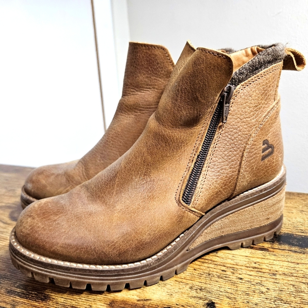 Womrns Wedge Brown Boots - Size 6